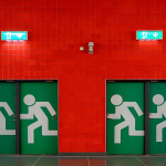 Ottimizzare le uscite per la sicurezza: il potere della posizione negli edifici complessi